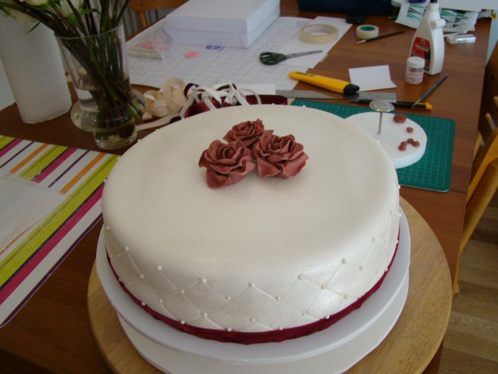tarta con glaseado blanco y flores