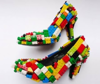 zapatos recubiertos con bloques LEGO