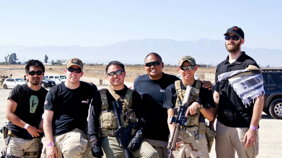 un grupo de amigos antes de un airsoft