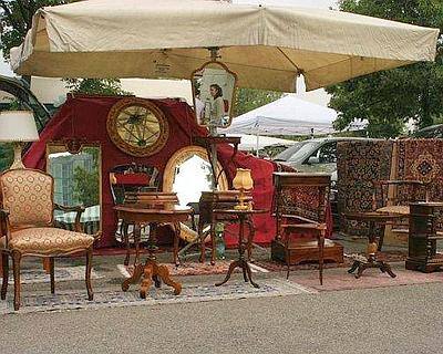 muebles de segunda mano en un mercadillo