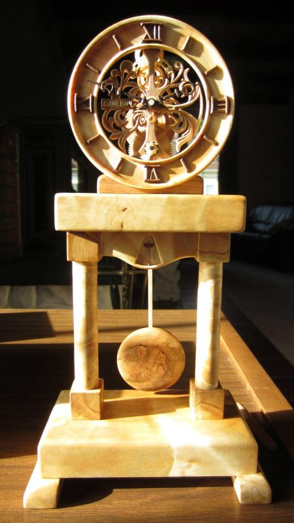 reloj de péndulo de madera