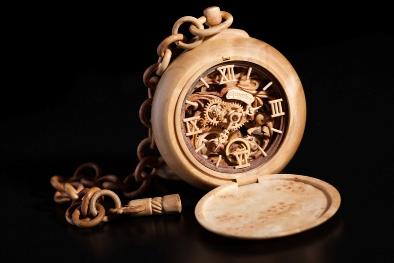 el interior de un reloj de madera