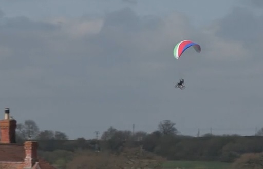 la bici parapente volando en el aire