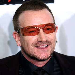 Bono Vox de los U2 con sus gafas de sol naranja
