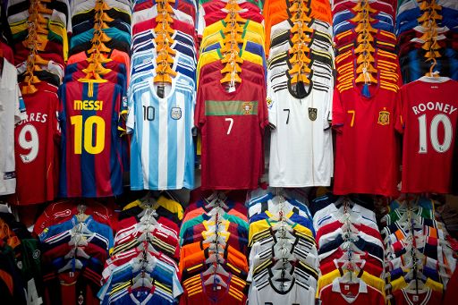 camisetas de fútbol réplica en una tienda