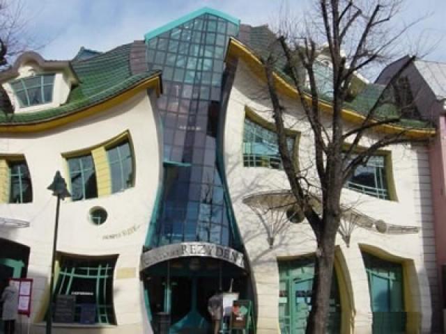 casa con fachada exterior deformada
