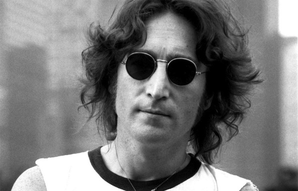 John Lennon con sus típicas gafas de sol