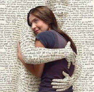 chica abrazada a un libro