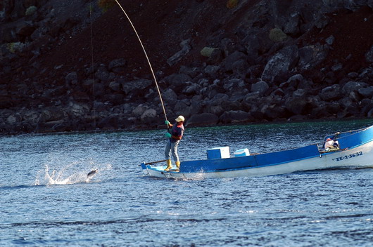 un hombre pescando en barco