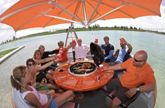 un grupo de personas participando a una barbacoa en el mar