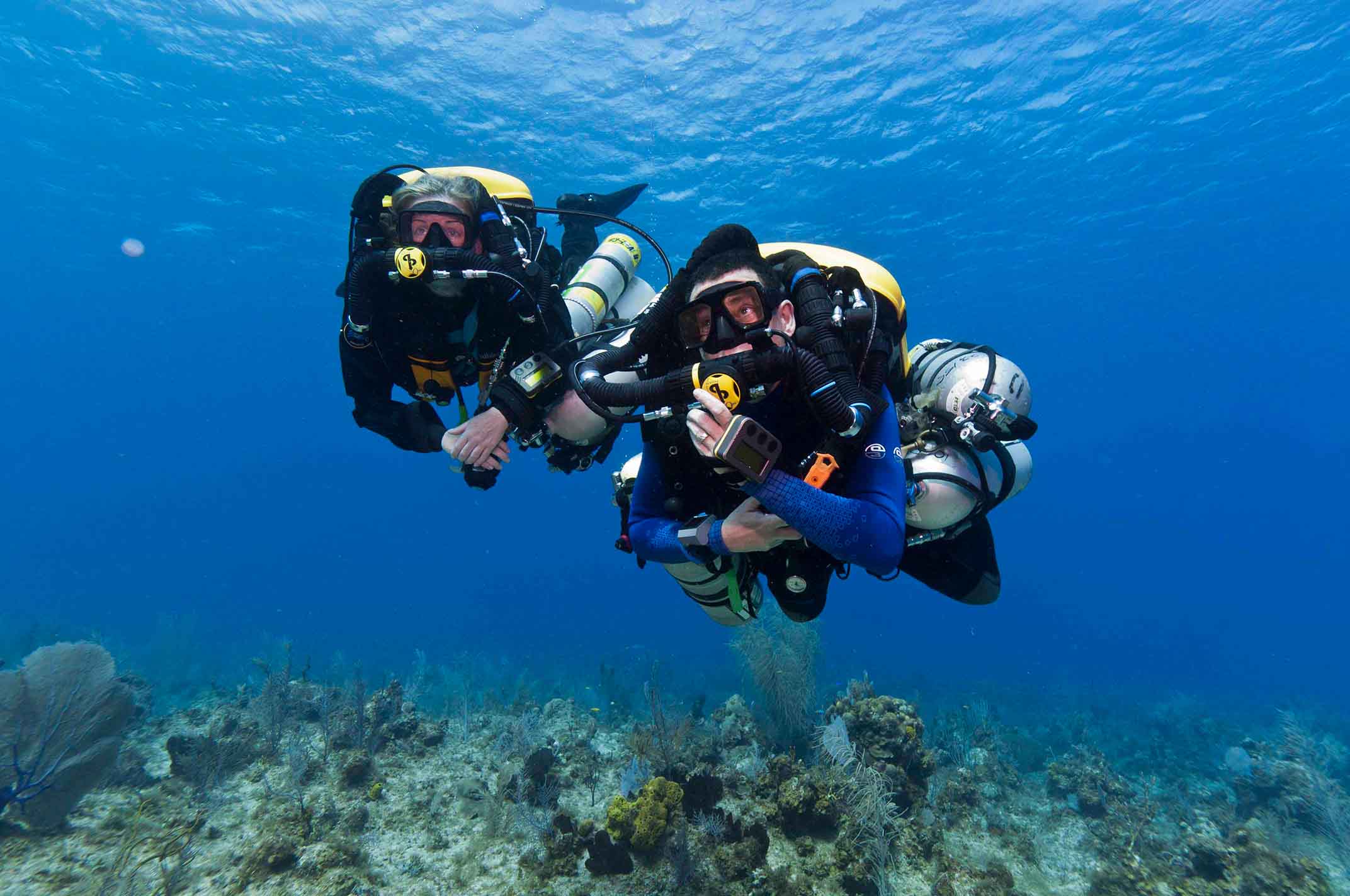 dos personas buceando en los fondos marinos