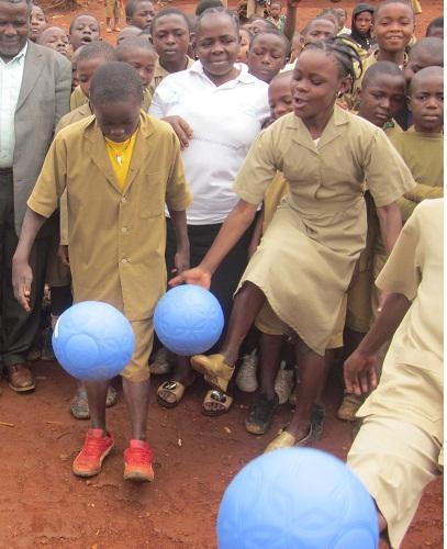 chicos de Darfur jugando con la pelota que no se pincha