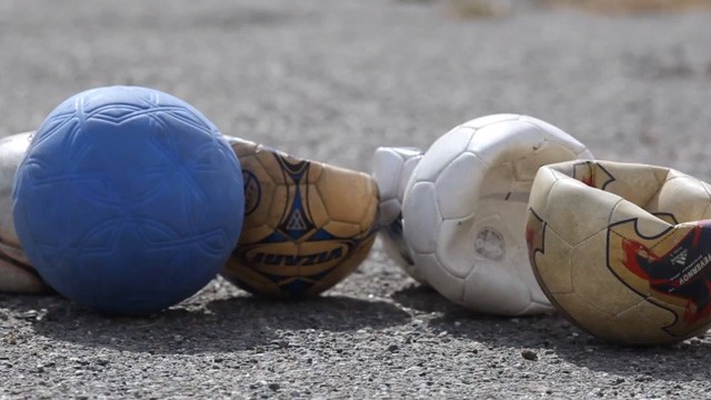 el balón que no se picha nunca al lado de balones desinchados