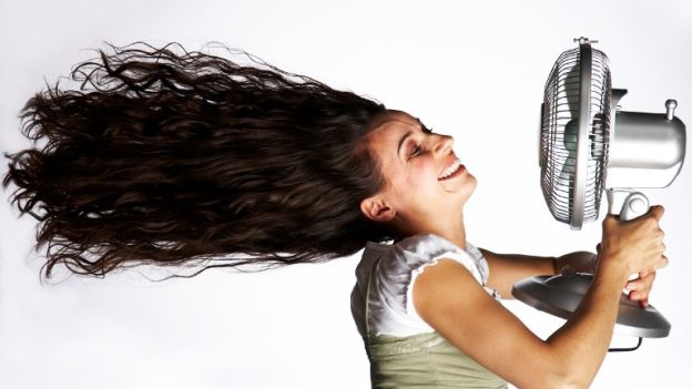 una chica con un ventilador