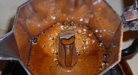 café preparado en una cafetera moka 