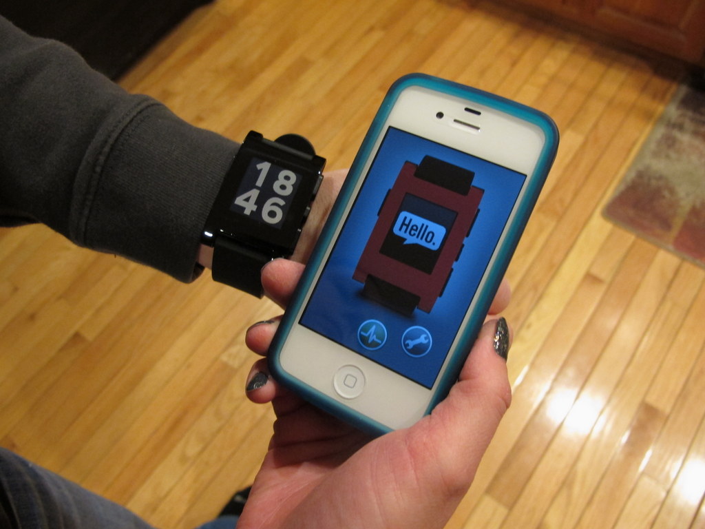 Pebble el reloj inteligente junto a un smartphone