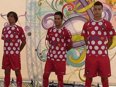 la camiseta de lunares blancos del Recreativo de Huelva