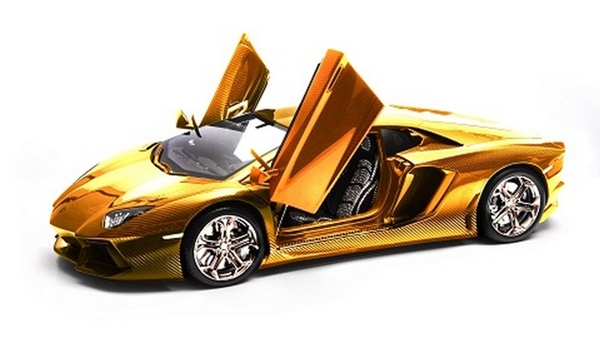 el Lamborghini Aventador en oro