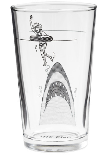 vaso con dibujado un tiburón y una bañista