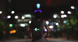 La mochila con led que hace más seguro ir en bici