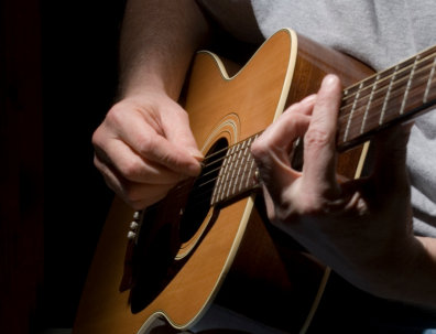 Hombre tocando guitarra 