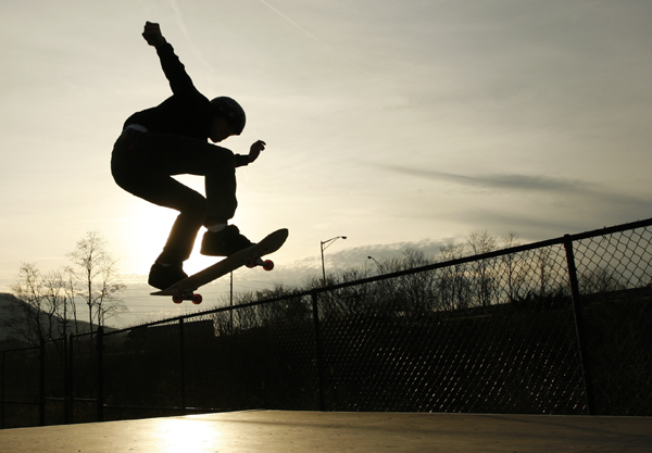 Chicos practicando Skateboarding