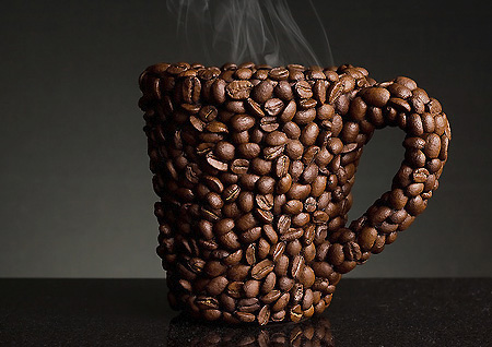 Taza hecha con granos de café 