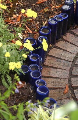 Botellas para decorar el jardín