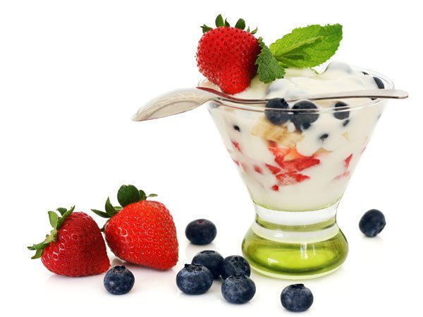 Yogurt con frutas para el desayuno