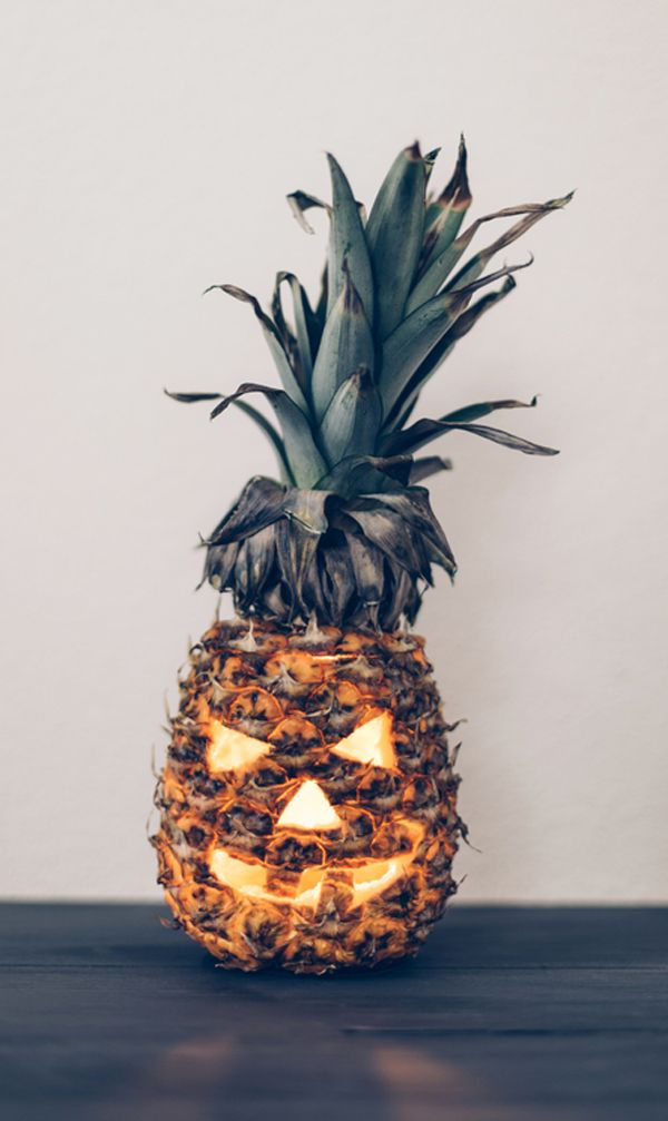Lámpara hecha con una piña para Halloween