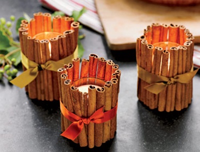 Velas de navidad con ramas de canela