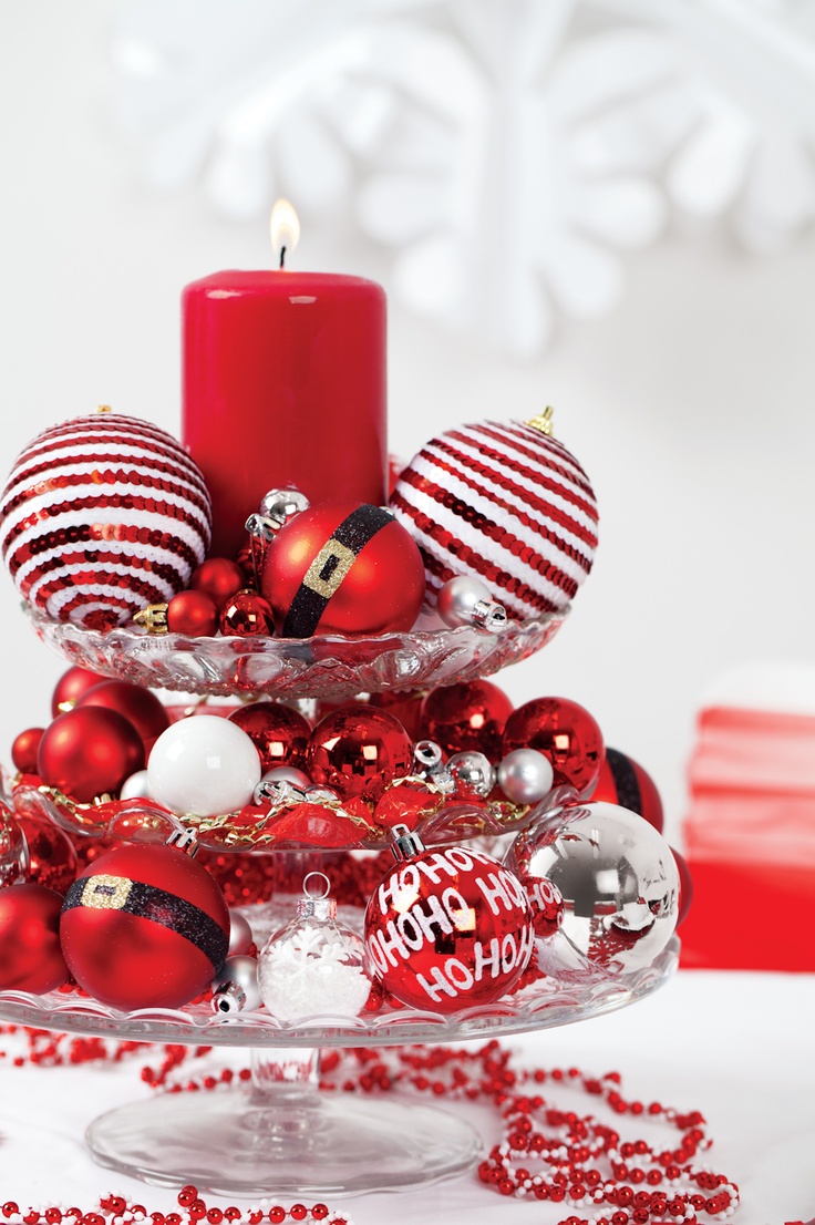 Platos de tarta con bolas de navidad