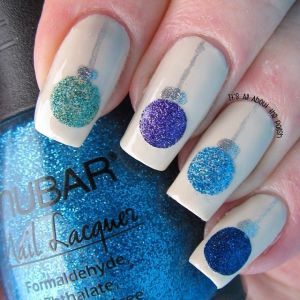 Uñas con bolas de Navidad 