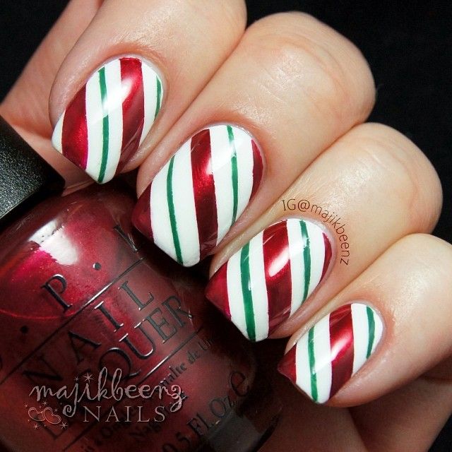 Uñas de Navidad con rayas verdes y rojas