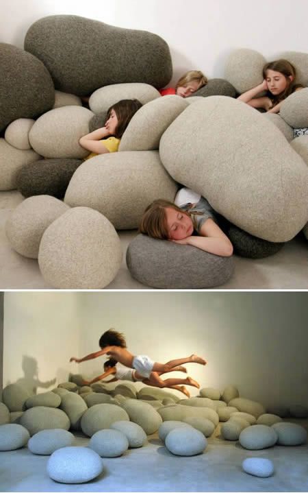 Almohadas con forma de piedras