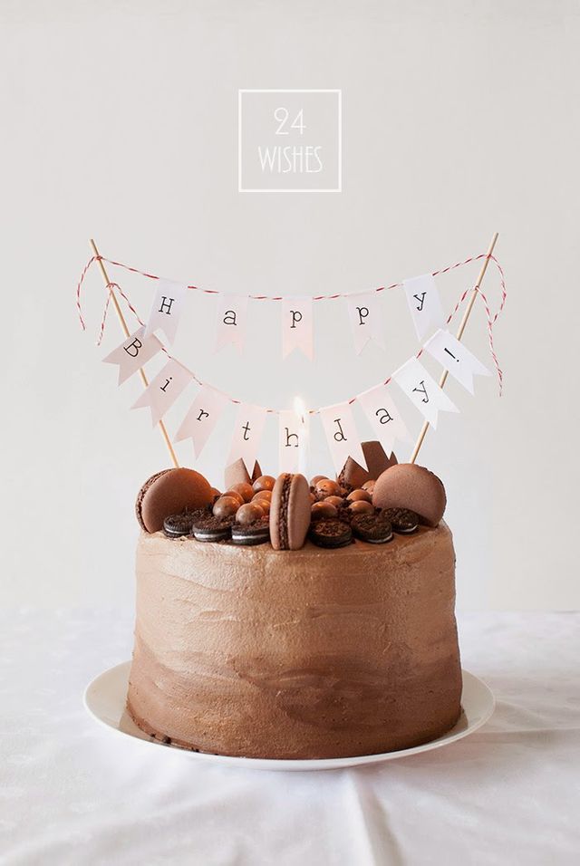 Tarta de chocolate decorada con galletas y chuches