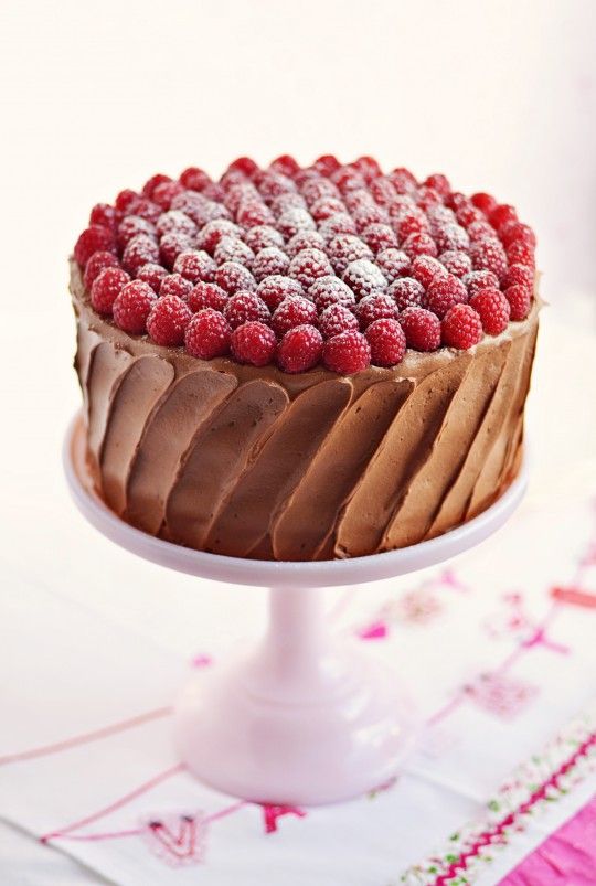 Tarta de chocolate decorada con frambuesas