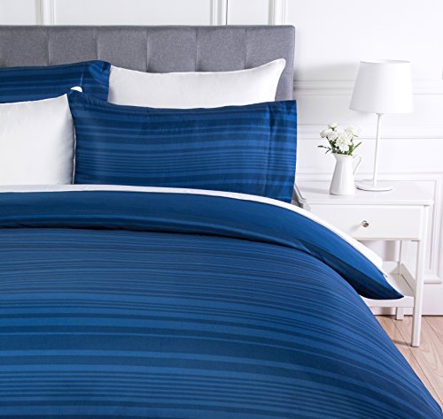AmazonBasics - Juego de ropa de cama con funda de edredón, de microfibra, 260 x 220 cm, Azul real raya (Royal Blue Calvin Stripe) AmazonBasics - Juego de ropa de cama con funda de edredón, de microfibra, 260 x 220 cm, Azul real raya (Royal Blue Calvin Stripe)