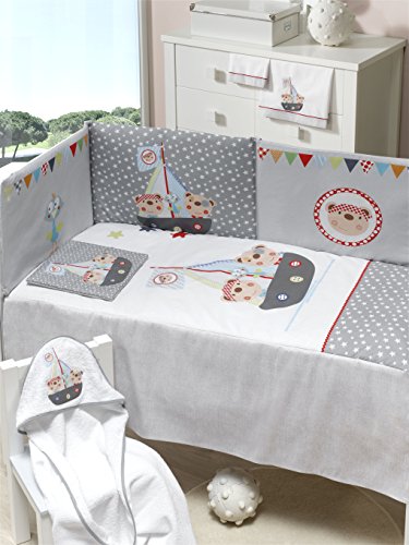 Edredón de cuna desenfundable + protector desenfundable + Cojín Pirata color BLANCO/GRIS/CELESTE, tamaño CUNA 60 x 120 (Regalo: babero bordado nombre bebé) Edredón de cuna desenfundable + protector desenfundable + Cojín Pirata color BLANCO/GRIS/CELESTE, tamaño CUNA 60 x 120 (Regalo: babero bordado nombre bebé)