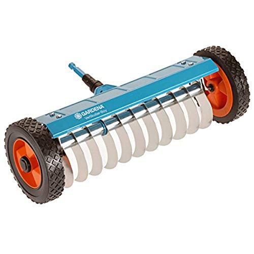 Escarificador con ruedas combisystem de GARDENA: escarificador manual para quitar musgo, maleza y paja, ancho de trabajo 32 cm, robustas ruedas y eje de elevación para facilitar el trabajo (3395-20) Escarificador con ruedas combisystem de GARDENA: escarificador manual para quitar musgo, maleza y paja, ancho de trabajo 32 cm, robustas ruedas y eje de elevación para facilitar el trabajo (3395-20)