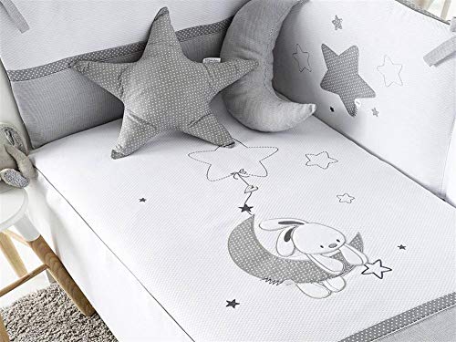 Pirulos Luna Bonito Conjunto Edredón + Protector/Chichonera + Cojín para Cuna Bebé de 60x120 cm, Color Blanco y Gris Pirulos Luna Bonito Conjunto Edredón + Protector/Chichonera + Cojín para Cuna Bebé de 60x120 cm, Color Blanco y Gris