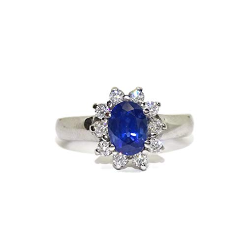 Never Say Never Anillo de Oro Blanco de 18k con un Zafiro de 1.57cts y 10 Diamantes de 0.50cts Alrededor. Never Say Never Anillo de Oro Blanco de 18k con un Zafiro de 1.57cts y 10 Diamantes de 0.50cts Alrededor.