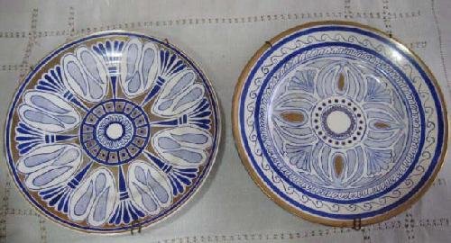 Antigua porcelana - Old Porcelaine : DOS PLATOS DECORADOS A MANO por María Moscardo. Dorados y azul cobalto.
