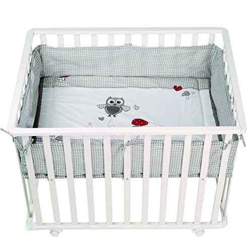 Parque de madera maciza lacada en blanco Roba, diseño 'Adam & the owl', parque infantil de 75x100 cm, segura superficie de juegos con suelo y protector lateral acolchado, ruedas incluidas. Parque de madera maciza lacada en blanco Roba, diseño 'Adam & the owl', parque infantil de 75x100 cm, segura superficie de juegos con suelo y protector lateral acolchado, ruedas incluidas.