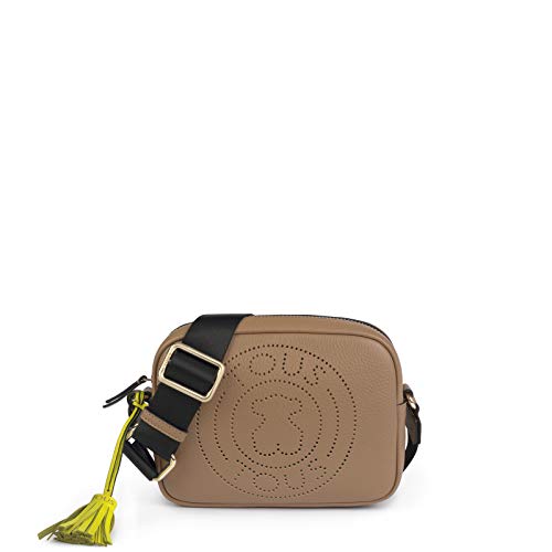 Tous Bolso bandolera pequeña colección Leissa de piel en color piedra. Cierre con cremallera. Apliques personalizados en tono dorado pálido. Asa de bandolera ajustable. Bolsillo interior plano Tous Bolso bandolera pequeña colección Leissa de piel en color piedra. Cierre con cremallera. Apliques personalizados en tono dorado pálido. Asa de bandolera ajustable. Bolsillo interior plano