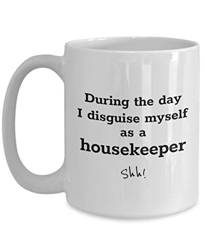 Divertida taza de café para amas de casa - durante el día me disfrazé - taza de regalo de cerámica para empleadas domésticas y domésticas