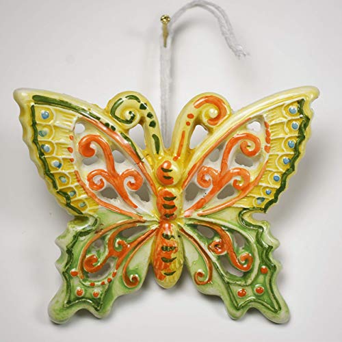 Pequeña mariposa de cerámica pintada a mano, verde, naranja y amarillo.