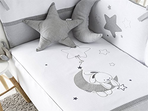 Pirulos Luna Bonito Conjunto Edredón + Protector/Chichonera + Cojín para Maxi Cuna Bebé de 70x140 cm, Color Blanco y Gris Pirulos Luna Bonito Conjunto Edredón + Protector/Chichonera + Cojín para Maxi Cuna Bebé de 70x140 cm, Color Blanco y Gris