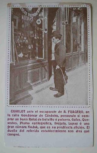 Postal Antigua - Old Post Card : CHARLOT ante el escaparate de A.FRAGERO en CÓRDOBA. Publicidad de gafas, quevedos, plumas, camaras …