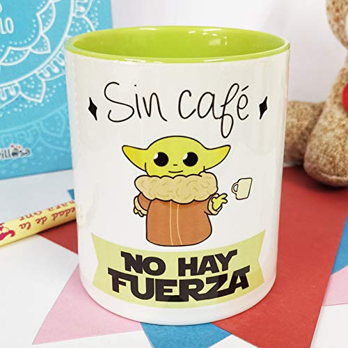 La Mente es Maravillosa - Taza con Frase y Dibujo. Regalo Original y Gracioso (Sin café no Hay Fuerza) Taza Baby Yoda (Café)